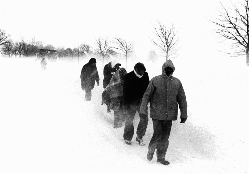 Dick eingemummt trotzten die Menschen dem Schneesturm, der über ganz Norddeutsch...
