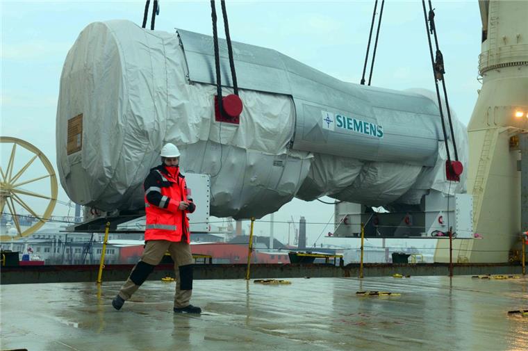 Gasturbine im Kaiserhafen verladen Dickes Ding für die Türkei: Hersteller Siemens hat im Bremerhavener Kaiserhafen eine 485 Tonnen schwere Gasturbine auf die "Rickmers Hamburg" verladen lassen.