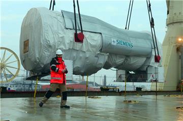 Dickes Ding für die Türkei: Hersteller Siemens hat im Bremerhavener Kaiserhafen eine 485 Tonnen schwere Gasturbine auf die "Rickmers Hamburg" verladen lassen.