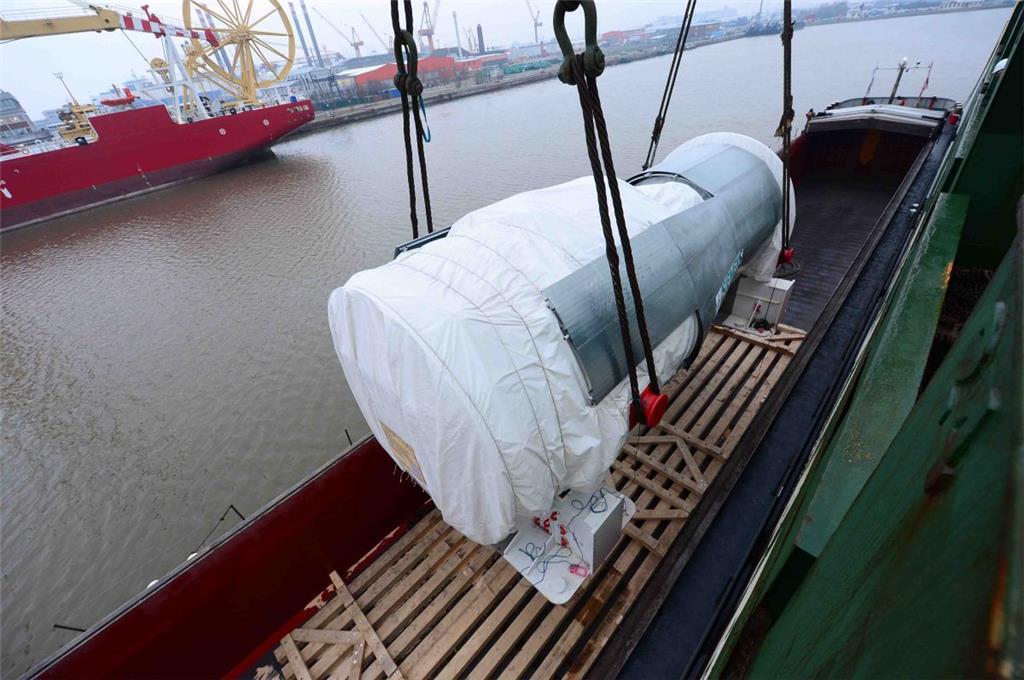 Dickes Ding für die Türkei: Hersteller Siemens hat im Bremerhavener Kaiserhafen eine 485 Tonnen schwere Gasturbine auf die &quot;Rickmers Hamburg&quot; verladen lassen.
