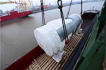 Dickes Ding für die Türkei: Hersteller Siemens hat im Bremerhavener Kaiserhafen eine 485 Tonnen schwere Gasturbine auf die &quot;Rickmers Hamburg&quot; verladen lassen.
