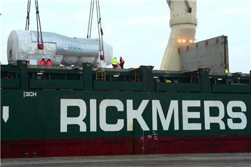 Dickes Ding für die Türkei: Hersteller Siemens hat im Bremerhavener Kaiserhafen eine 485 Tonnen schwere Gasturbine auf die &quot;Rickmers Hamburg&quot; verladen lassen.