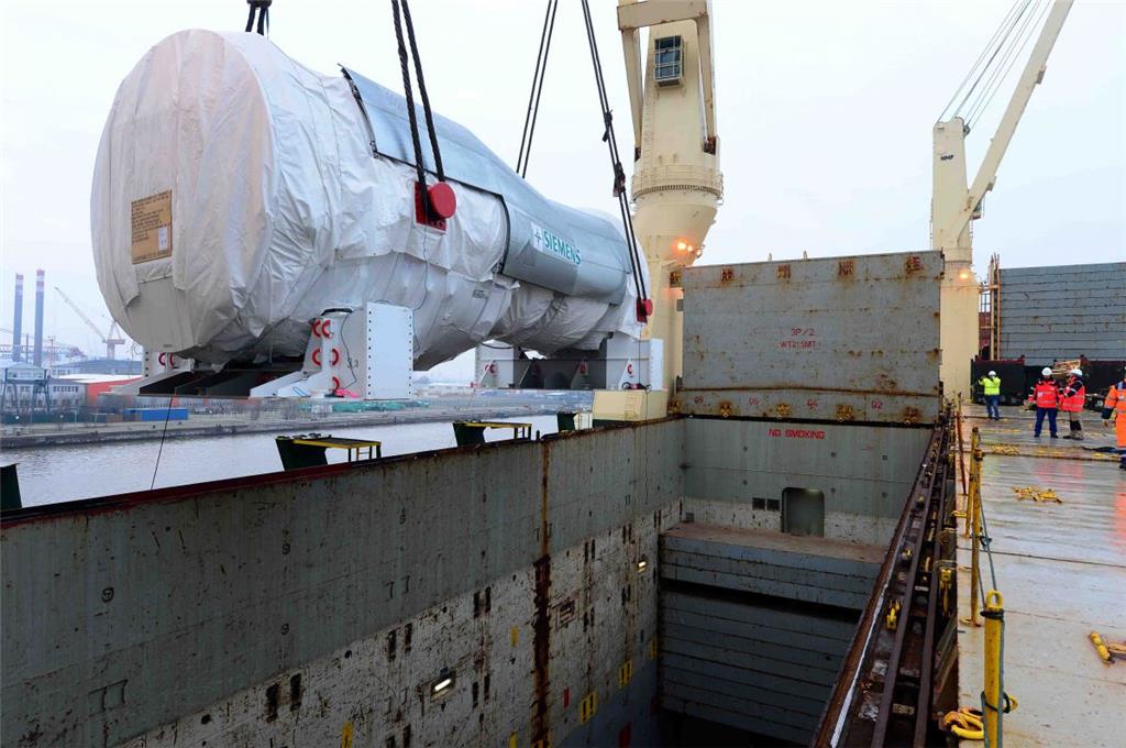 Dickes Ding für die Türkei: Hersteller Siemens hat im Bremerhavener Kaiserhafen eine 485 Tonnen schwere Gasturbine auf die &quot;Rickmers Hamburg&quot; verladen lassen.