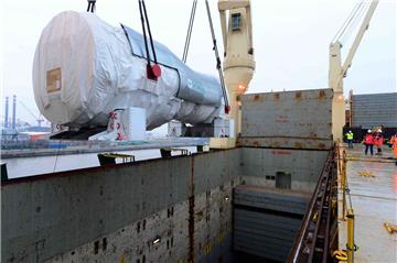 Dickes Ding für die Türkei: Hersteller Siemens hat im Bremerhavener Kaiserhafen eine 485 Tonnen schwere Gasturbine auf die &quot;Rickmers Hamburg&quot; verladen lassen.