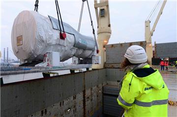 Dickes Ding für die Türkei: Hersteller Siemens hat im Bremerhavener Kaiserhafen eine 485 Tonnen schwere Gasturbine auf die &quot;Rickmers Hamburg&quot; verladen lassen.