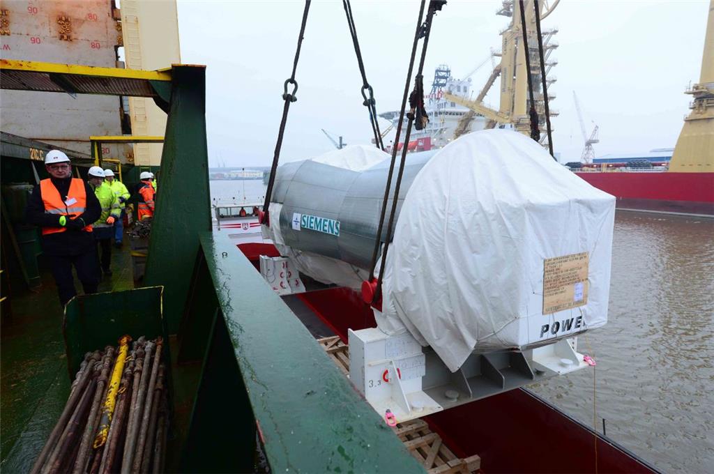 Dickes Ding für die Türkei: Hersteller Siemens hat im Bremerhavener Kaiserhafen eine 485 Tonnen schwere Gasturbine auf die &quot;Rickmers Hamburg&quot; verladen lassen.