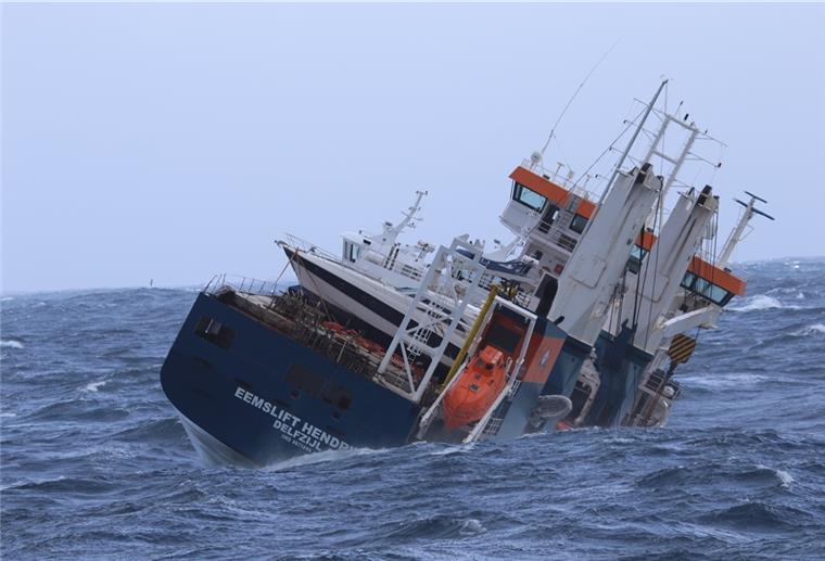 In Seenot: Schlepper sollen Frachter an Land ziehen Die 112 Meter lange „Eemslift Hendrika“ der niederländischen Reederei Amasus Shipping war auf dem Weg von Bremerhaven nach Kolvereid an der norwegischen Küste gewesen.