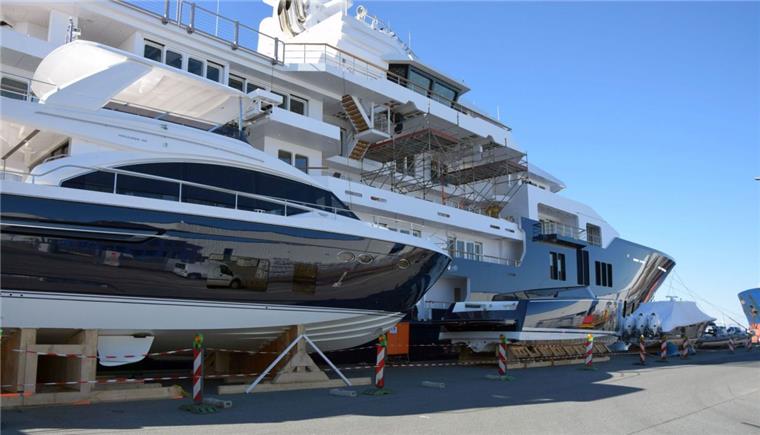 Die 116 Meter lange und 18 Meter breite Luxusyacht es neuseeländischen Milliardärs Graeme Hart liegt zur Endausrüstung an der Kaje im Labradorhafen in Bremerhaven.