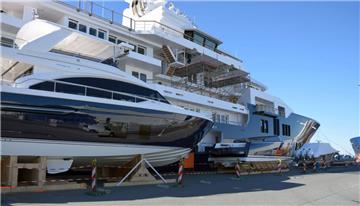Die 116 Meter lange und 18 Meter breite Luxusyacht es neuseeländischen Milliardärs Graeme Hart liegt zur Endausrüstung an der Kaje im Labradorhafen in Bremerhaven.
