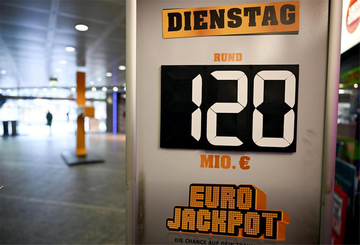 Knapp vorbei – Gleich mehrere Spielteilnehmer verpassen 120 Millionen Jackpot Die 120 Millionen sind weiterhin im Jackpot.