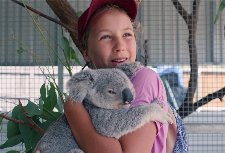 Koala-Kuscheln mit Izzy - 13-jährige Tierschützerin wird Netflix-Star Die 13-jährige Izzy Bee hält einen ihrer geliebten Koalas im Arm. Netflix hat ihr jetzt eine eigene Serie gewidmet. Auch in Deutschland ist die erste Staffel von „Izzy und die Koalas“ am Start.