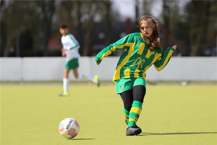 Fußballerin aus Nordenham kickt für Deutschland Die 14-jährige Tuana Shahnis Reichardt spielt zwar überwiegend für die U17 des SV Werder Bremen, sammelt aber auch noch Spielpraxis in der C-Juniorenmannschaft des TSV Abbehausen.
