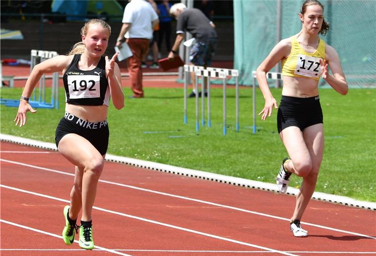 Jule Wachtendorf sprintet zu zwei Bezirks-Titeln Die 15-jährige Jule Wachtendorf (links) vom SV Nordenham gewann über 100 und 200 Meter.