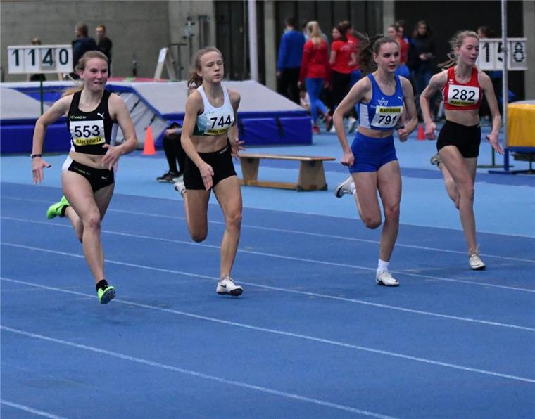 Jule Wachtendorf verbessert Bestzeit über 60 Meter Die 15-jährige Nordenhamerin Jule Wachtendorf (links) gewann bei einem Hallensportfest in Hannover den 60-Meter-Lauf in Bestzeit.