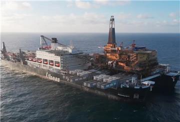 Mit einem einzigen Hub hat das größte Arbeitsschiff der Welt „Pioneering Spirit“ die 15.300 t schweren Aufbauten der Förderplattform „Heather Alpha“ in der nördlichen Nordsee entfernt.