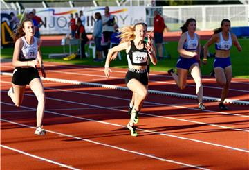 Die 16-jährige Jule Wachtendorf (Mitte) vom SV Nordenham steigerte sich im Finale nochmals und hatte über 100 Meter nur ganz knapp das Nachsehen.
