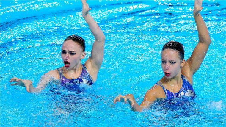 Über und unter Wasser zu Musik bewegen Die 17-jährige Amelie Blumenthal Haz (rechts) und Klara Bleyer haben beim Synchronschwimmen das Finale in der Kür erreicht.