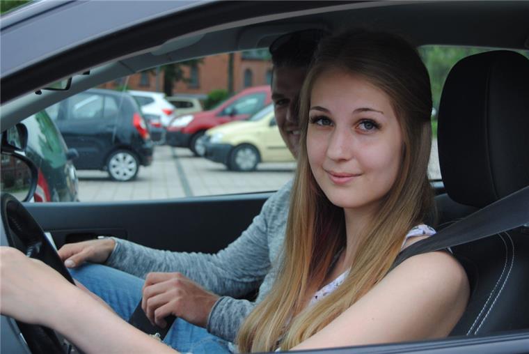 Schon reif genug? Niedersachsen plant Führerschein mit 16 Die 17-jährige Fahrschülerin Anika Reumann befürwortet den Plan des niedersächsischen Verkehrsministeriums. Ihr Fahrlehrer Marcus Münster steht dem Plan skeptischer gegenüber.