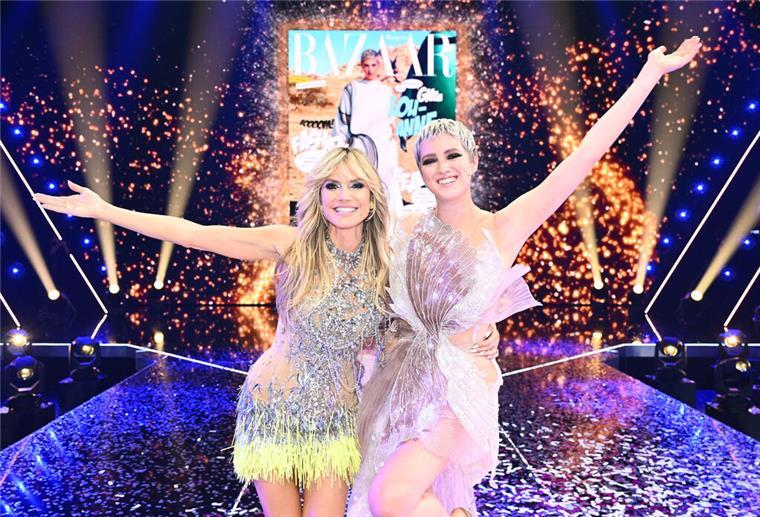 Neue Staffel „Germany‘s Next Topmodel“ startet im Februar Moderatorin und Model Heidi Klum (l) und Lou-Anne, die Gewinnerin der Staffel «Germany's Next Topmodel» 2022, stehen beim Finale von "Germany's Next Topmodel» auf der Bühne.