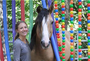 Die 18-Jährige Schülerin Anna Kannegieter liegt viel Wert auf die Harmonie zwischen Pferd und Mensch. Darum geht es ihr auch beim Training mit dem Mustang.