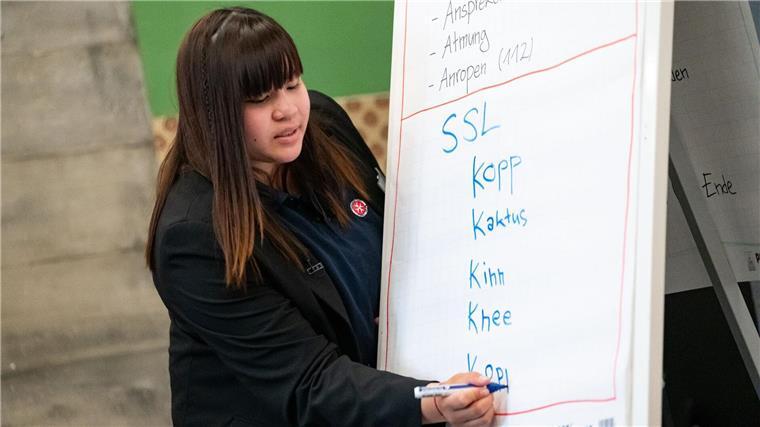 Die 19-jährige Mia Großmann gibt einen Erste-Hilfe-Kurs auf Plattdeutsch im Ohnsorg-Theater.