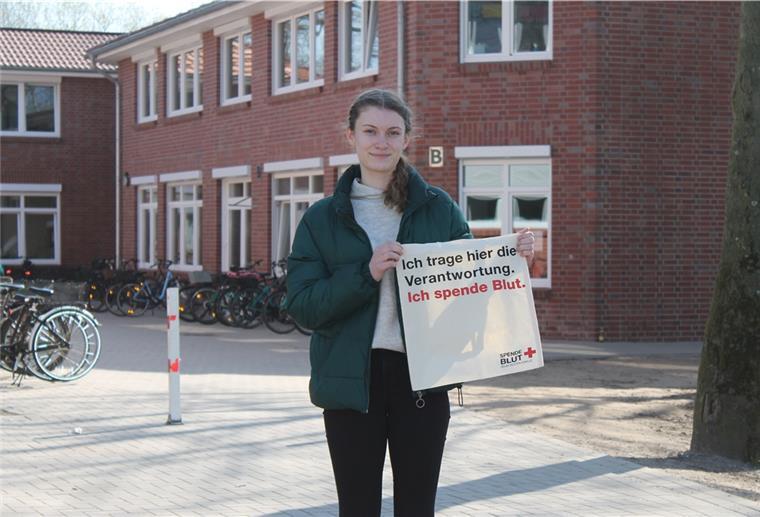 Die 19-jährige Waldschülerin Ina Matthias ist eine der Organisatorinnen der Blutspende-Aktion, mit der Geld für den Abiball im Juli gesammelt werden soll.