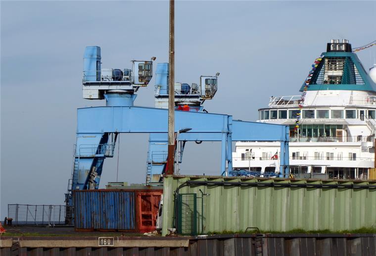 Zwei blauen Pierkräne in Bremerhaven.