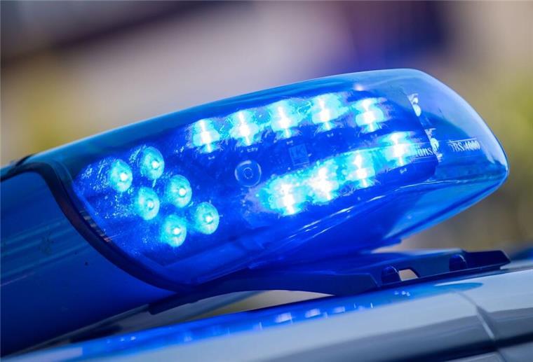 Bremen: 20-Jährige in der Neustadt von zwei Männern überfallen Ein Blaulicht leuchtet auf dem Dach eines Streifenwagens der Polizei