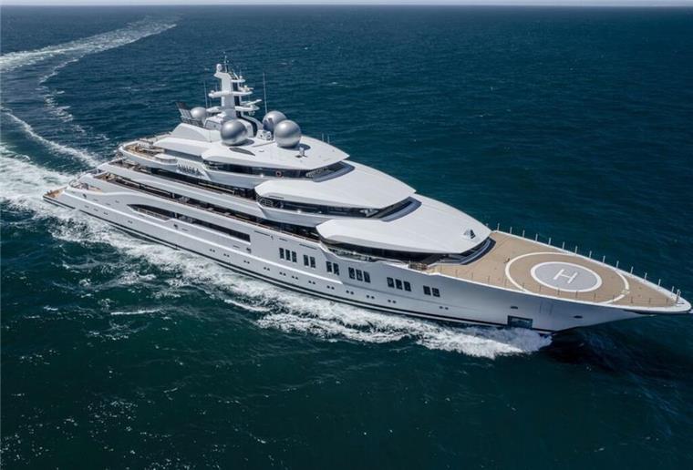 Die Yacht  "Amadea" in Fahrt. 