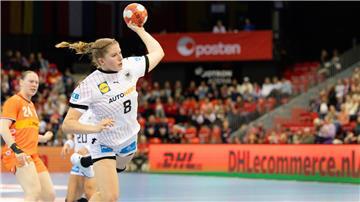Eine Handballerin beim Wurf