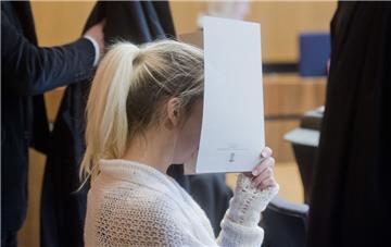 Die 21-Jährige soll im Juli 2016 in Algermissen bei Hildesheim ihren 63 Jahre alten Ehemann mit acht Schüssen getötet haben, als dieser auf dem Sofa schlief. 