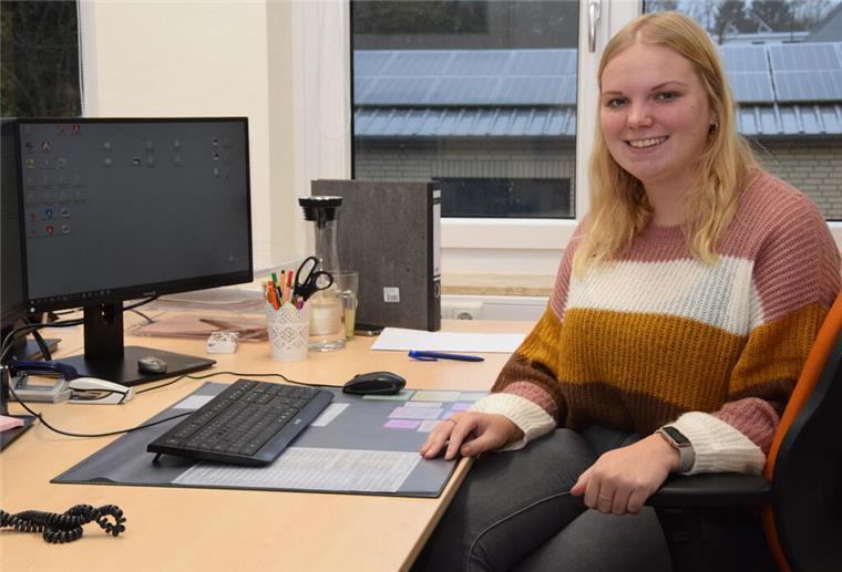 „Ich wurde schon am Anfang supergut aufgenommen von den Kollegen“: die 22-jährige Annalena Steffens aus Selsingen an ihrem Arbeitsplatz bei den Stadtwerken in Zeven.