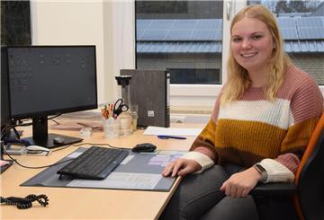„Ich wurde schon am Anfang supergut aufgenommen von den Kollegen“: die 22-jährige Annalena Steffens aus Selsingen an ihrem Arbeitsplatz bei den Stadtwerken in Zeven.