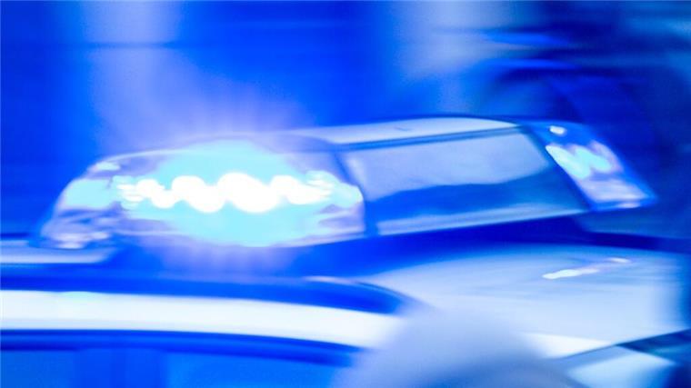 Raub in Grünhöfe: Polizei bittet um Zeugenhinweise Ein Streifenwagen der Polizei ist mit Blaulicht im Einsatz.