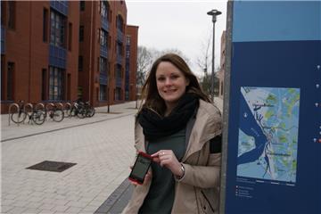 Die 27-jährige Charlene Schnibbe hat als Studentin der Hochschule Bremerhaven einen Prototyp für eine Seestadt-App entwickelt. Das Mobiltelefon-Programm richtet sich speziell an Touristen. 