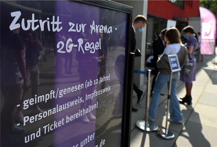 Städte fordern Ausdehnung von 2G-Zugangsregeln Ein Hinweisschild mit der Aufschrift "Zutritt zur Arena - 2G-Regel"