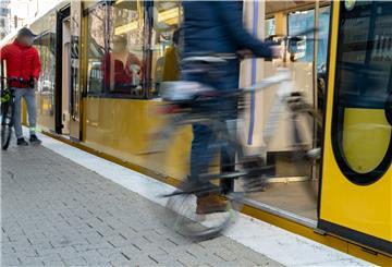 Fahrgäste steigen in eine U-Bahn ein.