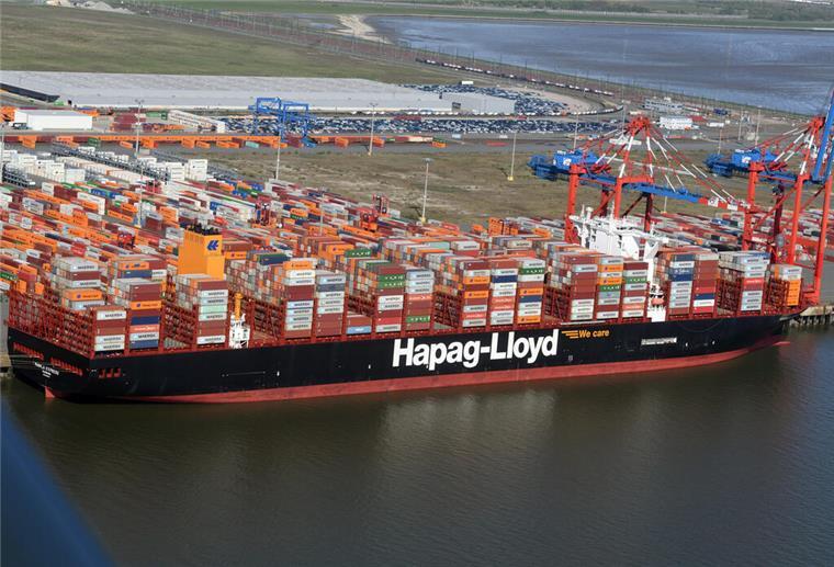 Neuer Mega-Frachter in Wilhelmshaven: Was die „Manila Express“ so besonders macht Ein riesiges Containerschiff liegt im Hafen.
