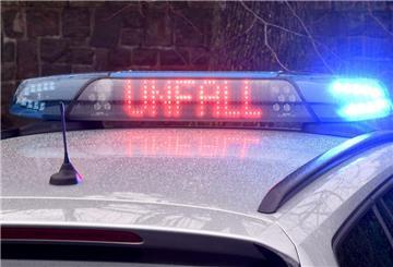 Die Leuchtschrift «Unfall» auf dem Dach eines Polizeiwagens.