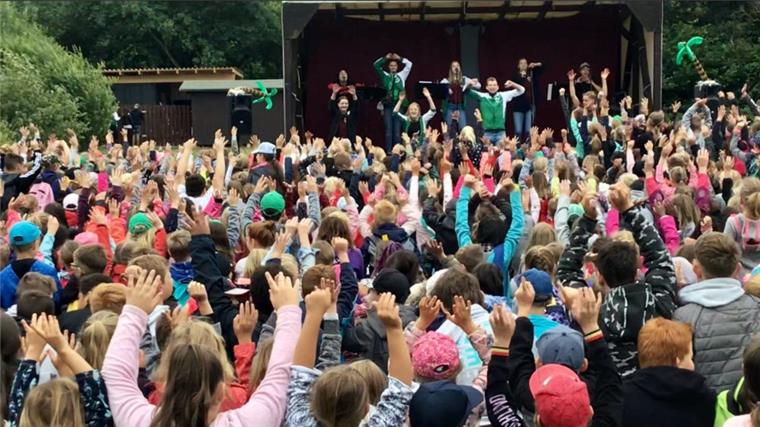 Drangstedt: "Tage im Grünen" starten mit 804 Kindern Die 55. Tage im Grünen im Drangstedter Wald sind eröffnet. Rekord zum Auftakt: am Donnerstag stürmen 804 Kinder das Gelände. 47 ehrenamtliche Betreuer der Evangelischen Jugend betreuen die Lütten an 12 Tagen.