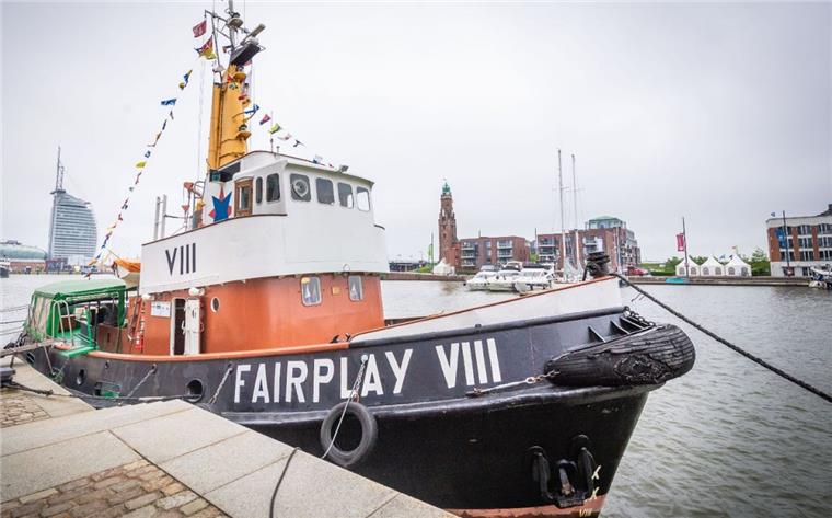 Bremerhaven: Kraftprotz aus den 1960ern beim Seestadtfest Die 57 Jahre alte „Fairplay VIII“ war die längste Zeit ihres Arbeitslebens im Hamburger Hafen im Einsatz. Inzwischen ist der Schlepper als Traditionsschiff unterwegs. Betrieben wird er von einem Verein. Zurzeit liegt das Schiff in Bremerhaven.