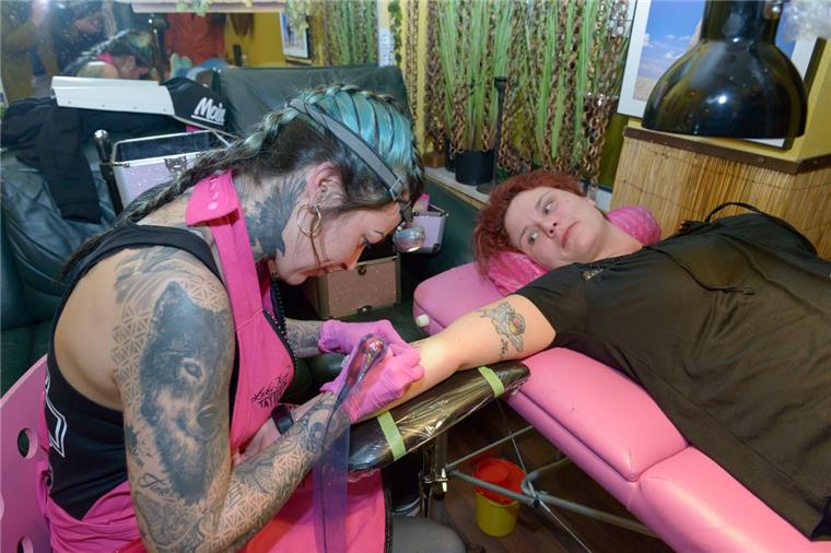 Bildergalerie: So schön war die Nacht der Hautkunst in Bremerhaven Die 6. Nacht der Hautkunst in der Bürger. Im Lady Tees: Damaris Gerken läßt sich von Judith Erbap (Lady June Tattoo) das rumänische Wort für "Familie" tätowieren.