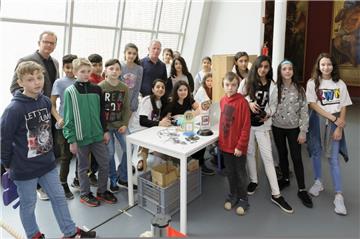 Die 6c der Oberschule Geestemünde haben mit ihrem Film den "Kids-Wittness-News"-Preis von Panasonic gewonnen. Zwei von ihnen dürfen ihn mit ihrem Lehrer Jens Carstensen in Tokio präsentieren.