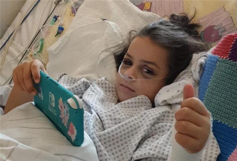 Siebenjährige Melody aus Brake kämpft zum zweiten Mal gegen den Krebs Kind im Krankenhaus