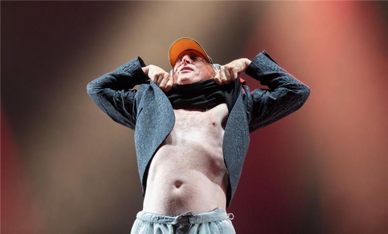 Otto Waalkes rockt Wacken Die 70 Jahre sind ihm nicht anzumerken: Leichtfüßig hat Otto Waalkes die Bühne betreten, kurz das Shirt gelüftet, seine nackte Brust gezeigt - und von der ersten Strophe an geliefert, was seine Anhänger wollten.