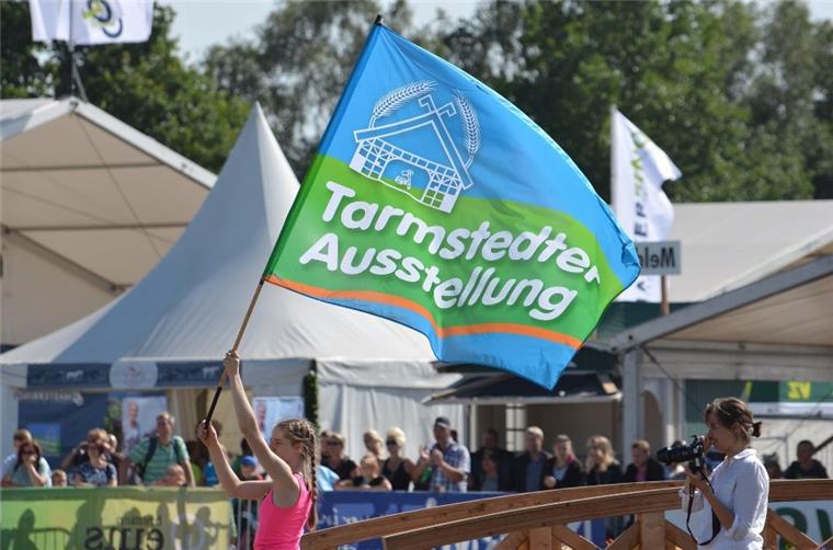 Tarmstedt: Es geht los - die 71. Tarmstedter Ausstellung ist eröffnet Die 71. Tarmstedter Ausstellung ist eröffnet. Noch bis Montag bietet die Landwirtschaftsausstellung für Besucher einen Mix aus Landtechnik, Tierschauen, alles für Haus und Hof sowie ein buntes Unterhaltungsprogramm.