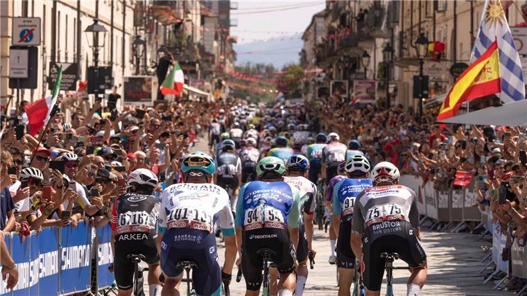 Vuelta: Auftaktsieg für Sprintstar Philipsen Die 80. Vuelta wurde in Italien gestartet.