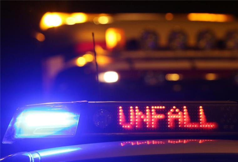 87-Jährige in den Gegenverkehr geraten: Weserstraße in Bremerhaven voll gesperrt Die 87-Jährige ist laut Polizei gegen 10.40 Uhr aus ungeklärter Ursache mit ihrem Mercedes in den Gegenverkehr geraten.