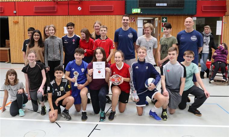 Adrian Breitlauch schaut beim Basketballturnier des Nordenhamer Gymnasiums vorbei Die 8b des Nordenhamer Gymnasiums war die beste der vier achten Klassen beim Basketballturnier in der Sporthalle Mitte.