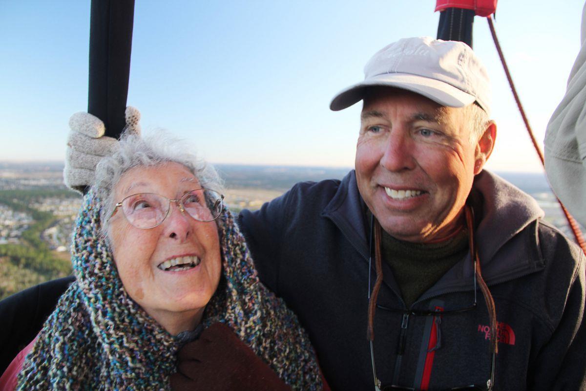 Die 91-Jährige Norma Bauerschmidt und ihr Sohn Tim sitzen hier gemeinsam in einem Heißluftballon. Über ein Jahr lang fuhr die 91-jährige Norma Bauerschmidt munter durch die USA. Jetzt nimmt die Netzgemeinde Abschied von "Miss Norma", die sich dem Krebs nicht geschlagen geben wollte. 